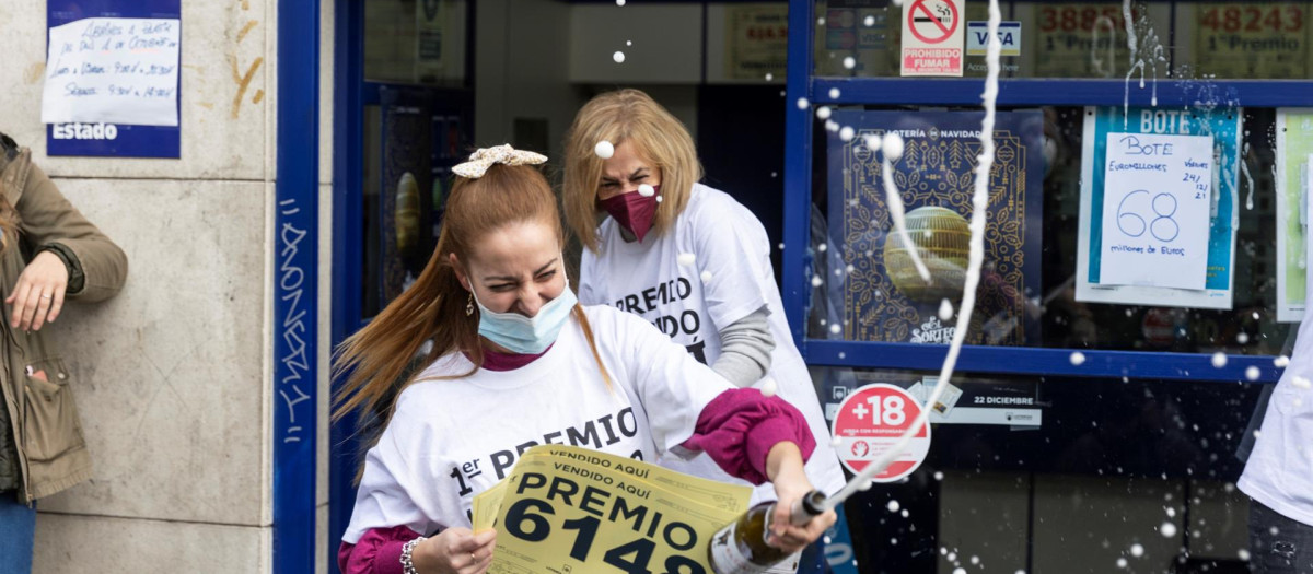 Las trabajadoras de la administración de lotería de la calle Toledo de Madrid celebran haber vendido una serie de número 86.148