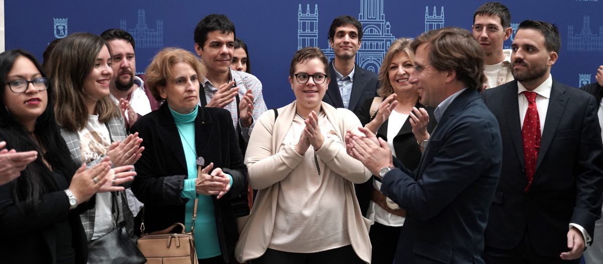 Almeida, junto a los nuevos funcionarios del Ayuntamiento de Madrid