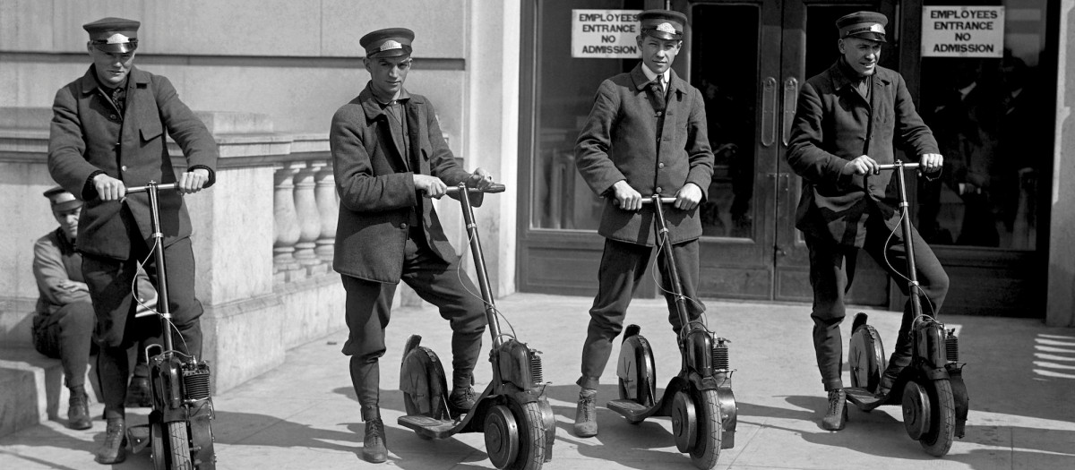 El Autoped fue uno de los primeros scooters o patinetes motorizados fabricados por el Autoped Company de Long Island City, Nueva York​ de 1915 a 1922
