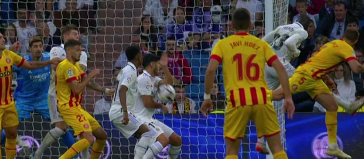 Captura del momento en el que el árbitro entiende como penalti la acción de Asensio