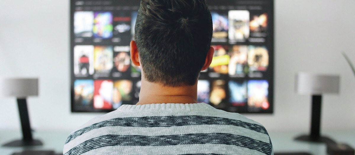 Un joven cara a la pantalla de televisión