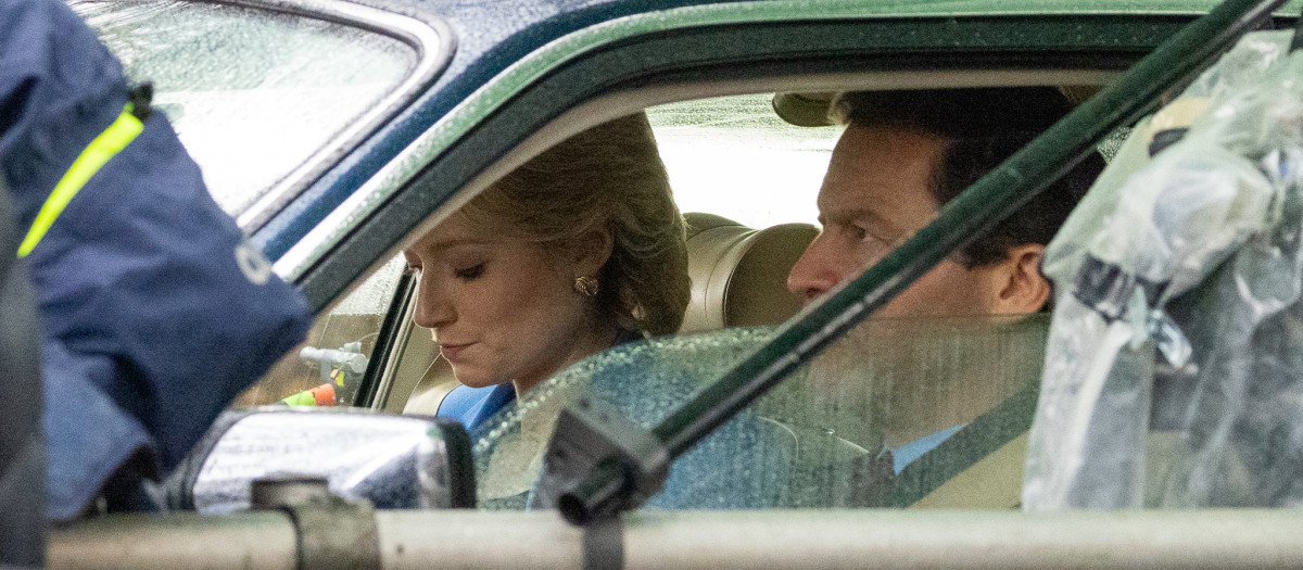 Los actores Elizabeth Debicki y Dominic West, en el rodaje de The Crown en Winchester