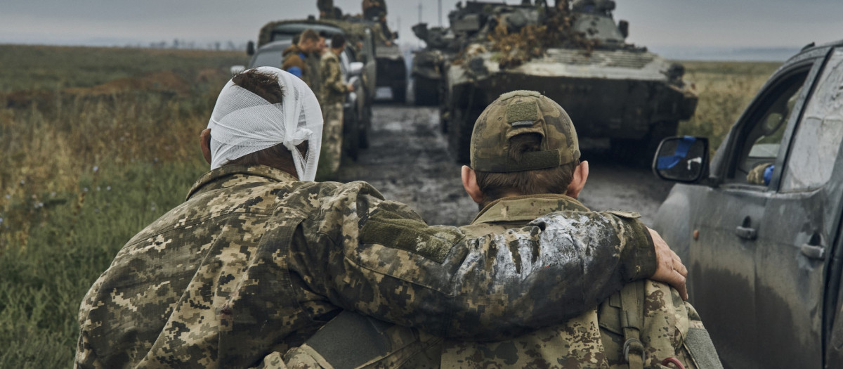 Con el viaje a Baréin que emprenderá mañana y hasta el 6 de noviembre el papa vuelve a tender puentes con el islam y manifiesta su intención, como ya hizo en sus visitas a Irak, Marruecos, Egipto y Azerbaiyán, de destacar que "entre Dios y el odio, entre religión y violencia, hay una incompatibilidad absoluta".

Así lo explicó el secretario de Estado vaticano, el cardenal Pietro Parolin, en su tradicional entrevista antes de cada viaje del pontífice, en la que agregó que la intención de Francisco es "eliminar cualquier malentendido, de modo que la religión se convierta siempre en un factor de reconciliación, en un factor de paz, en un factor de cohesión y armonía".

En Baréin, el pontífice clausurará el "Foro para el Diálogo: Oriente y Occidente para la Convivencia humana", donde estarán presentes líderes musulmanes y posteriormente se encontrará con los miembros del Consejo Musulmán de Ancianos en la mezquita del palacio real de Sakhir.

Desde que comenzó su pontificado, hace ya casi 10 años, Francisco ha dedicado una buena parte de sus visitas internacionales a intensificar las relaciones interreligiosas y especialmente con los países musulmanes, cuyos vínculos se habían enfriado con Benedicto XVI.

Países de mayoría musulmana visitados por Francisco:

- La relación del papa con el mundo islámico comenzó con su visita a Jordania en mayo de 2014, donde en su encuentro en Amán con el rey Abdalá II renovó su "profundo respeto y consideración a la comunidad musulmana" y su deseo de que la visita contribuyera "a incrementar y promover relaciones buenas y cordiales entre cristianos y musulmanes".

- Después viajó a Albania y Turquía, donde visitó la mezquita Azul y se detuvo para una emblemático rezo con otros líderes musulmanes, y BOSNIA, país desde el que lanzó su mensaje de "paz y diálogo" ante representantes de todas las comunidades religiosas que conviven en el país.

- En la mezquita de Bakú, en Azerbaiyn papa clamó: "Dios no puede ser invocado por intereses partidistas y fines egoístas, no puede justificar forma alguna de fundamentalismo, imperialismo o colonialismo.¡Nunca más violencia en nombre de Dios!"

- En 2017, el papa Bergoglio pronunció su discurso en la famosa Universidad de Al Azhar, de Egipto, invitado por el gran imán Ahmed al Tayeb, con quien firmó el documento sobre “Hermandad humana para la paz mundial y la convivencia común”, el 4 de febrero de 2019 en Abu Dhabi, en la primera visita a este país del representante de los católicos.

- En Bangladés Francisco pidió a las diferentes confesiones trabajar juntas para acabar con "la tentación de cerrar los ojos a las necesidades de los pobres, de los refugiados, de las minorías perseguidas y de los más vulnerables", durante un encuentro interreligioso.

- En 2019 Francisco también visitó Marruecos y junto al rey Mohammed VI visitó el instituto de los Imames, predicadores y predicadoras, donde se forman para predicar un mensaje de hermandad y contra todo extremismo cuando vuelven a su país.

- Fue histórica su reunión en Irak en marzo de 2021 con el ayatolá Ali al-Sistani en Nayaf, lugar de peregrinación de decenas de miles de chiítas cada año, mientra que su último viajen, en Kazajistán, también de mayoría musulmana, el papa, como hará en Baréin, participó en un foro dedicado al diálogo interreligioso.