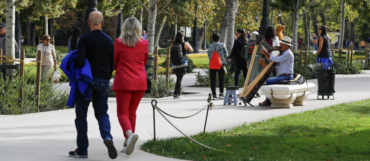 Varias personas pasean por el parque de El Retiro de Madrid, aprovechando las agradables temperaturas que se registran en la capital