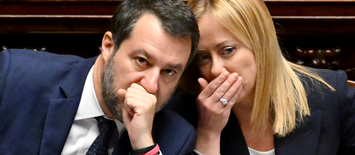 La primer ministra de Italia Giorgia Meloni conversa con el ministro de infraestructura Matteo Salvini