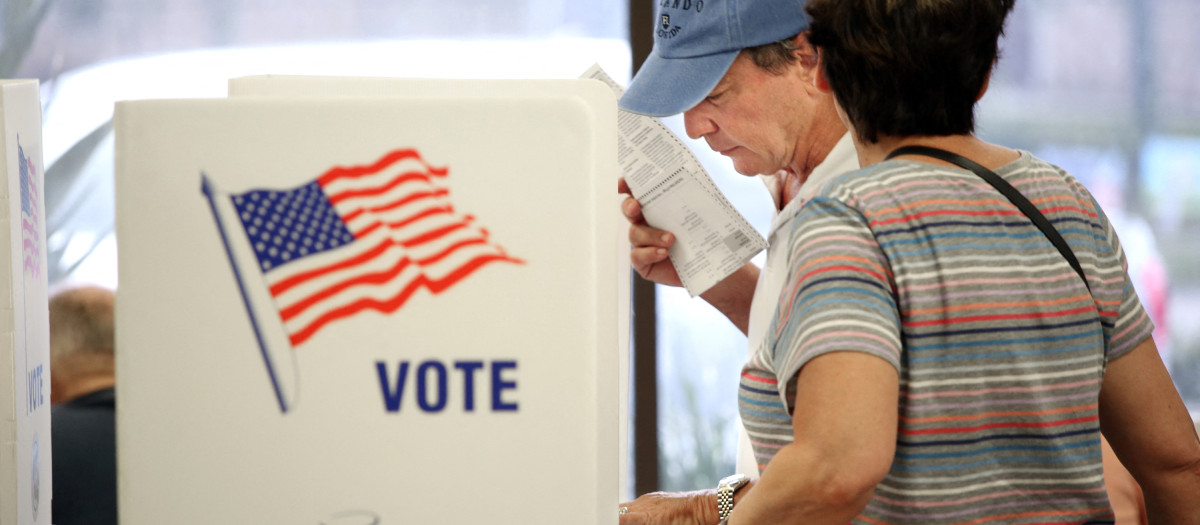 Un votante emite su voto en Orlando, Florida