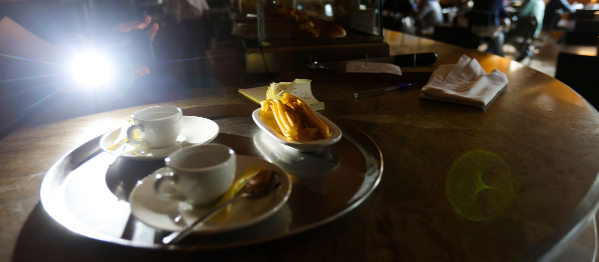 Una cafetería de Salamanca permanece a oscuras este lunes, día en el que la hostelería en toda España empieza su protesta por el alto coste de la energía apagando la mayor parte de sus luces para reinvindicar la situación por la que están pasando. Se trata de un "apagón" general con una duración simbólica de cinco minutos