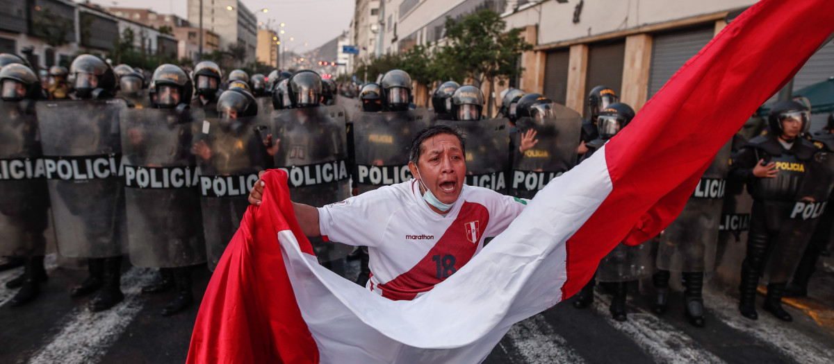 Manifestante en Lima durante la marcha del 5 de noviembre