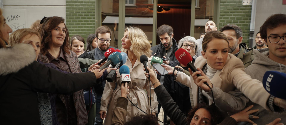 La vicepresidenta segunda del Gobierno y ministra de Trabajo y Economía Social, Yolanda Díaz (c),atiende a los periodistas momentos antes de conversar este miércoles con el filósofo Daniel Innerarity en el El Rincón de Leo durante su visita estos días a Pamplona