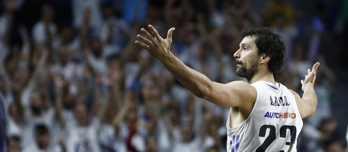 El escolta del Real Madrid Sergio Llul tras conseguir una canasta desde el centro de la pista