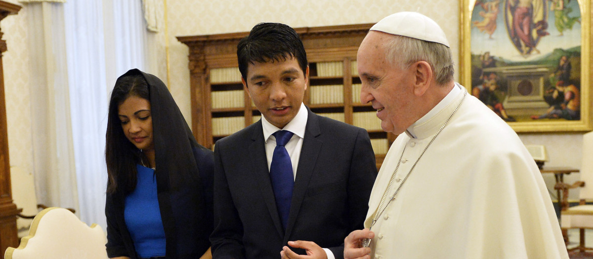 El Papa Francisco con el presidente de Madagascar, Andry Nirina Rajoelina