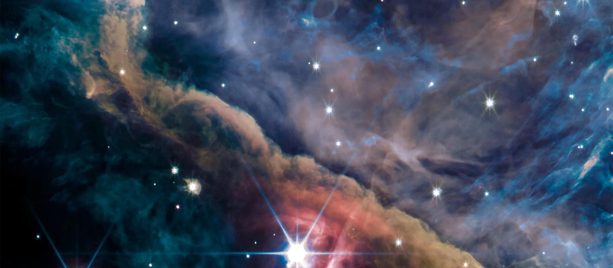 Lemaitre fue quien empezó a hablar del "huevo cósmico" o la "teoría del átomo primigenio". Fue el primero en proponer la teoría de la expansión del Universo que hoy en día se conocen como las leyes de Hubble, por el físico estadounidense Edwin Hubble. Es por esto que muchos expertos lo consideran ahora como uno de los científicos y físicos más importantes del siglo XX. "No es solo el padre del Big Bang. Creo que es el padre de la cosmología moderna", señaló John Farrell, biógrafo de Lemaitre. Ciencia y religión Es imposible entender quién era George Lemaitre y cómo cambió lo que sabemos del mundo, sin reconocer que su ciencia y su fe fueron una parte integral e inseparable de su vida. De hecho, tal y como Farrell lo presenta, su vocación por las dos cosas empezó al mismo tiempo y evolucionó en paralelo. "Desde muy temprano mostró que era precoz en matemáticas y antes de que cumpliera 10 años le dijo a sus padres que quería hacerse sacerdote", le dijo Farrell a la BBC. Peor fue su experiencia en la Primera Guerra Mundial, que lo que convenció de convertirse en sacerdote. Albert Einstein FUENTE DE LA IMAGEN,AP Pie de foto, Einstein se mostró impresionado por las idea de Lemaitre. Se cuenta que entre batallas, Lemaitre leía una copia del génesis y el trabajo del físico francés Henri Poincaré. "Conocí a varias personas que coincidieron con Lemaitre en las trincheras", contó el filósofo científico Dominic Lamberth. "Y me dijeron que era muy extraño ver a un soldado que estudiaba ecuaciones con el libro de Poncaré". Después de la guerra, el joven Lemaitre siguió sus estudios de matemática y física, y completó su preparación para ordenarse como sacerdote. El mismo año que fue ordenado, en 1923, ganó una beca para estudiar con Eddington en el observatorio de la Universidad de Cambridge. "Eddington jugó un papel importante para traer al mundo la teoría de la Relatividad (de Einstein)", explicó Mark Hurn, bibliotecario del observatorio. "Einstein era visto como una persona oscura y metafísica y no muy integrada a la comunidad científica. Pero Eddington ofreció evidencias de la relatividad". Según los expertos, el año que pasó en Cambridge fue crucial para que Lemaitre diera una respuesta a la que quizás es una de las preguntas más importantes sobre el Universo: ¿cómo se originó? Un año más tarde viajó a Harvard y al MIT, en Massachusetts, EE.UU., para terminar su doctorado. Cuando regresó a Bélgica, Lemaitre era una de las pocas personas en el mundo que tenía un conocimiento profundo de las nuevas ideas "esotéricas" de Einstein sobre física. "En la Universidad Católica de Lovaina, Lemaitre daba cursos de relatividad general y cosmología" señaló Lamberth "Lemaitre era una persona muy modesta y nunca hizo mucha publicidad de sus resultados. Por ejemplo, dio con la teoría de Hubble dos años ante que él, y durante toda su carrera, llamó a estas leyes, las leyes de Hubble". Teoría del átomo primigenio Lemaitre fue pionero en ofrecer una concepción nueva del cosmos. Y llamó a su idea la "teoría del átomo primigenio", lo que hoy conocemos como la teoría del Big Bang. Rayos cósmicos FUENTE DE LA IMAGEN,NASA La idea de Lemaitre estaba enterrada en una de las ecuaciones de Albert Einstein, pero disentía de las conclusiones que el científico alemán había sacado de su propio trabajo. "Einstein descubrió las ecuaciones de la relatividad general que definen cómo se comporta la gravedad", explicó para el programa de radio de la BBC "Stories in Sound" el sacerdote y científico John Polkinghorne. "Pero pensó que el Universo debía ser estático, que no podía cambiar. Mientras que Lemaitre concluyó que el Universo estaba cambiando todo el tiempo, que se estaba expandiendo". A partir de esa premisa el Universo tenía una historia, no era eterno. Un trabajo que contradecía la Teoría del Estado Estacionario, que también se formuló en el siglo XX. "De acuerdo con este modelo, el Universo siempre ha existido", explicó Wilkinson. "Y si bien el Universo se expande, lo hace con la creación de pequeños pedazos de materia entre las galaxias, al contrario del Big Bang, donde todo empezó a partir de una gran expansión". Con el descubrimiento de radiación en el Universo, considerada como el eco del Big Bang, el trabajo de Lemaitre allanó el camino para tener una mirada alternativo del espacio. El experimento en México que puede ayudar a resolver el misterio de "los mensajeros del espacio" Para el sacerdote Belga, el Universo estaba lleno de "fuegos artificiales". El físico supo interpretar la constante cosmológica de Einstein en la forma que la hacemos ahora: como una aspiradora de energía que permea en todo el Universo. Y de muchas maneras pudo echar un primer vistazo a la formación de galaxias y las irregularidades del Universo. También fue el primero en demostrar que la idea original de Einstein sobre que el Universo no se expande, es imposible. Solo uno Fred Hoyle Pie de foto, A pesar de ser grandes amigos, Fred Hoyle fue uno de los grandes opositores de las teorías de Lemaitre. Lemaitre coincidió con Einstein en varias ocasiones y este se mostró impresionado con las ideas del cura belga. En una ocasión, se cuenta que después de que Einstein ofreció una clase, un miembro de la prensa le preguntó cuántas personas en la audiencia pensaba habían entendido lo que había dicho. "Casi seguro que solo una", respondió el científico alemán. Lemaitre estaba en la audiencia. Pero esto no quiere decir que Einstein aceptara con los brazos abiertos que estaba errado en sus conclusiones. Sin embargo, quizás el mayor opositor a la hipótesis de Lemaitre fue el astrónomo inglés Fred Hoyle, uno de los arquitectos del modelo del Estado Estacionario. De hecho fue Hoyle quien le dio su nombre a la teoría del Big Bang en una entrevista de radio para la BBC. "Era bastante despectivo del Big Bang", contó Wilkinson. Si bien Lemaitre era tan apasionado de la ciencia como de la religión, siempre fue contrario a mezclar estas dos disciplinas en un mismo proyecto. Se resistió a la idea de que la religión jugara un papel en el desarrollo de la ciencia, incluso cuando las teoría hablaban del origen del Universo como el Big Bang. Este sacerdote pensaba que era importante mantener una separación entre las ideas científicas y las creencias religiosas sobre la creación.