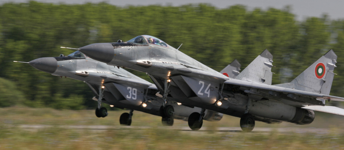 Dos Mig-29 búlgaros despegan durante una misión de Vigilancia Aérea de la OTAN