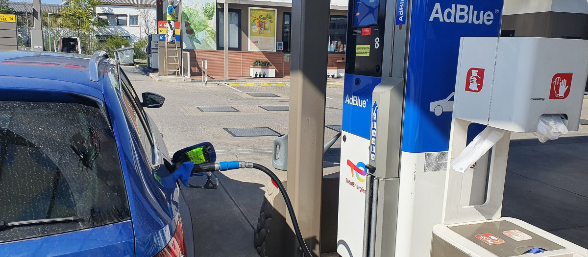 Rellenar un depósito de AdBlue puede costar unos 18 euros