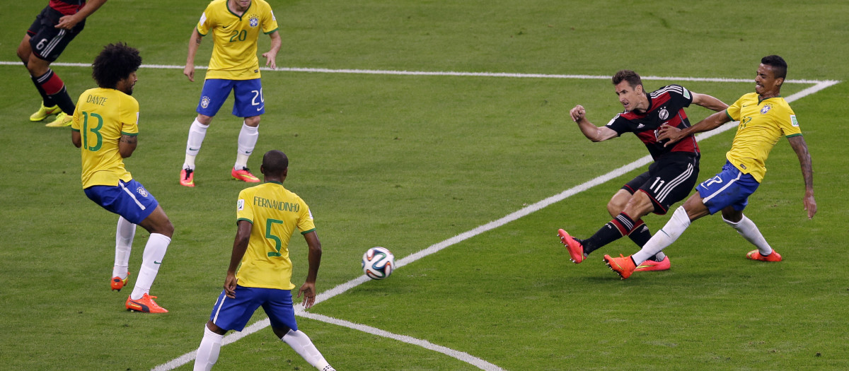 Miroslav Klose dispara a puerta frente a Brasil en la Copa del Mundo, 2014