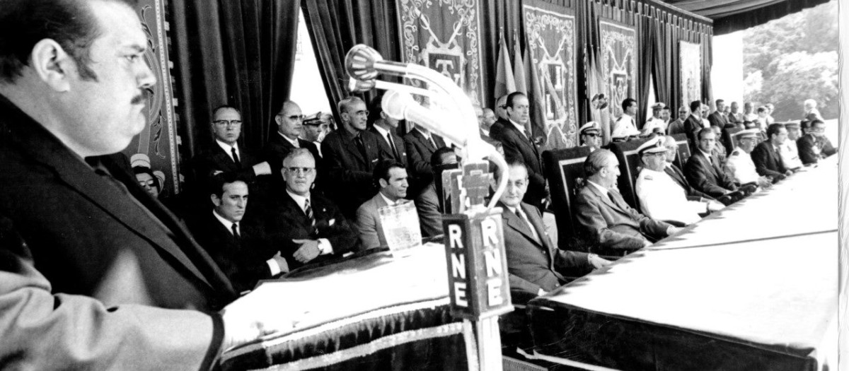 García Carrés dirigiéndose a los jerarcas del Movimiento