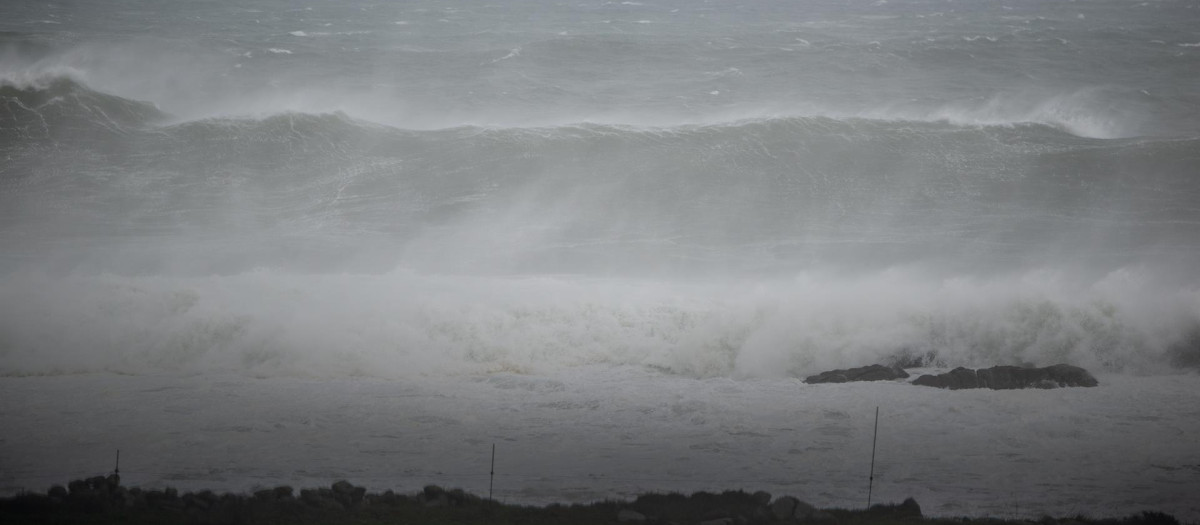 Fuerte oleaje en la zona de Santa Maria de Oia hasta Cabo Silleiro en Pontevedra (Galicia)