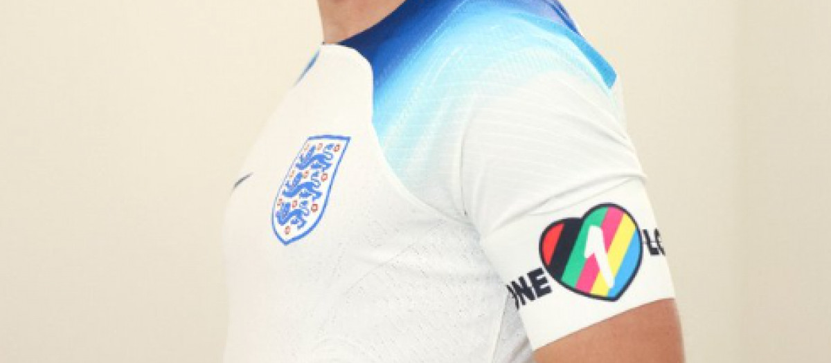 El brazalete de capitán de la selección inglesa