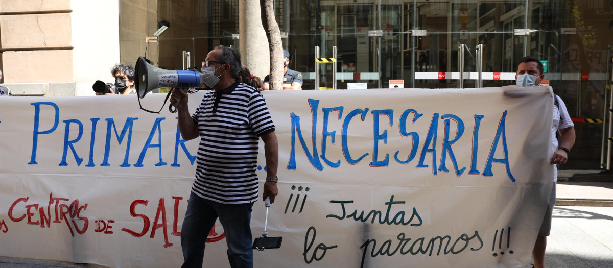 Un hombre con un megáfono durante una concentración frente a la Consejería de Sanidad