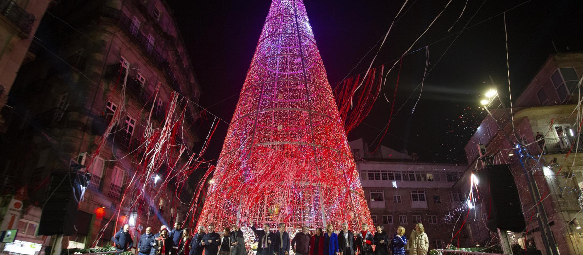 Abel Caballeo y los 19 concejales inaugurando la Navidad en Vigo