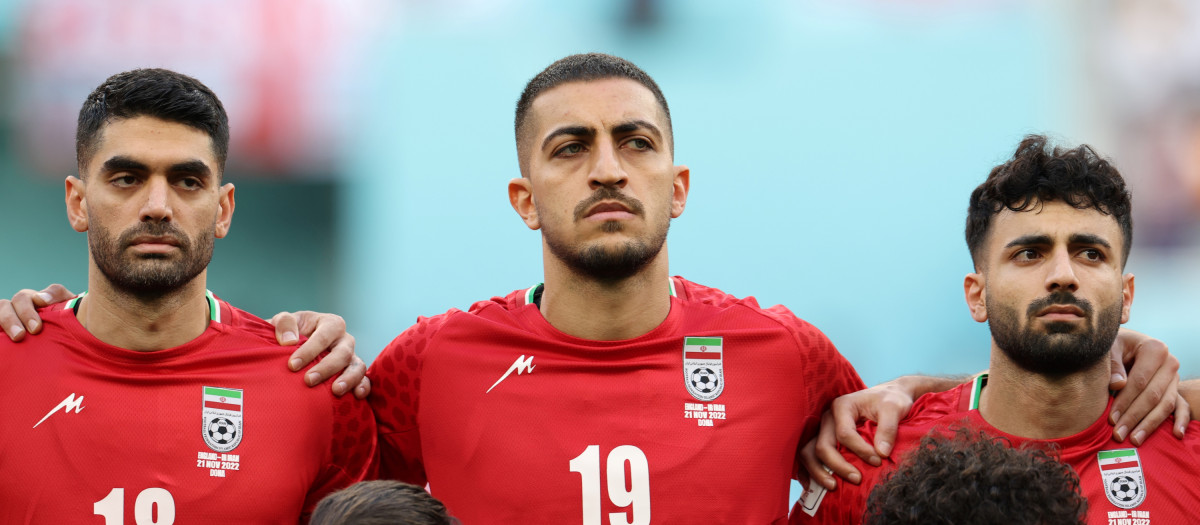 Los jugadores de Irán, durante el himno de su país