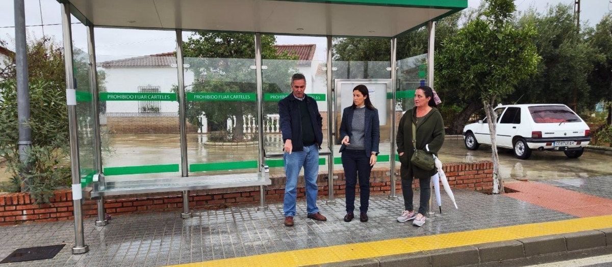 Casanueva (centro), en una de las paradas de autobús con nueva marquesina instalada en La Guijarrosa.