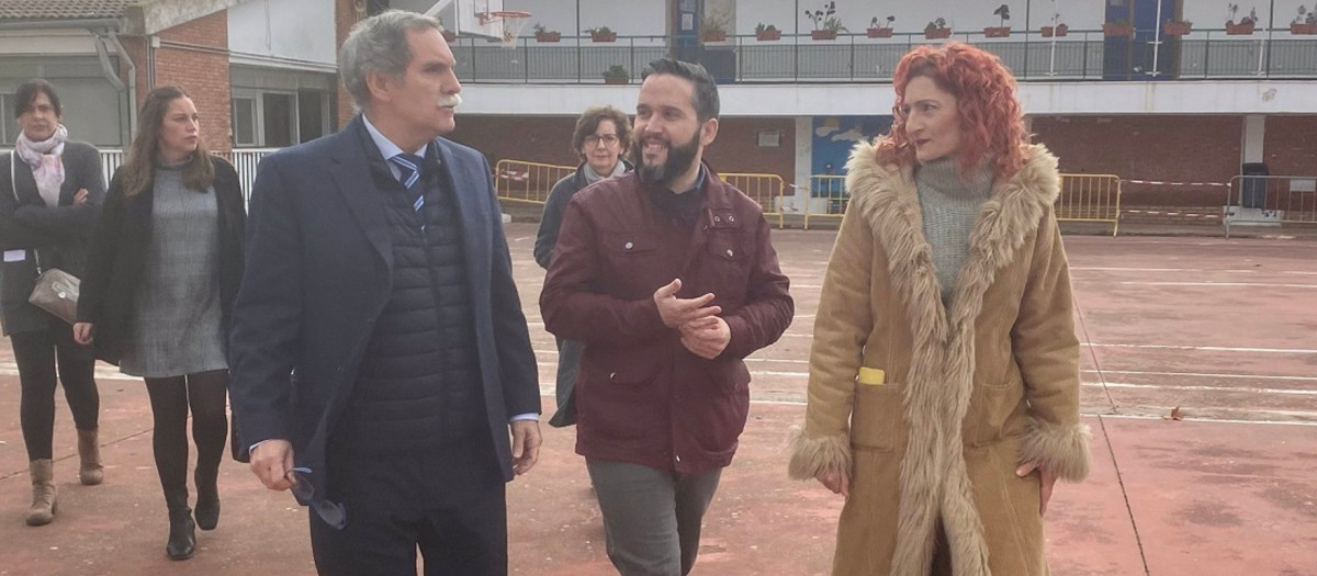 Viso (izda.) y Álvarez (centro), en la visita al CEIP Urbano Palma de Santaella