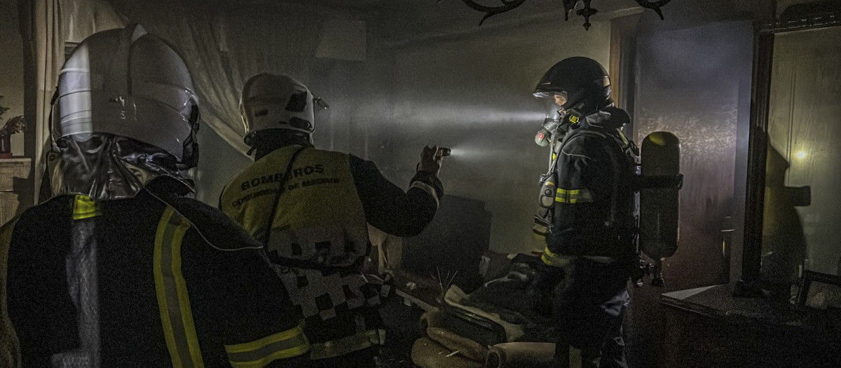 Bomberos en una actuación en el interior de una vivienda calcinada