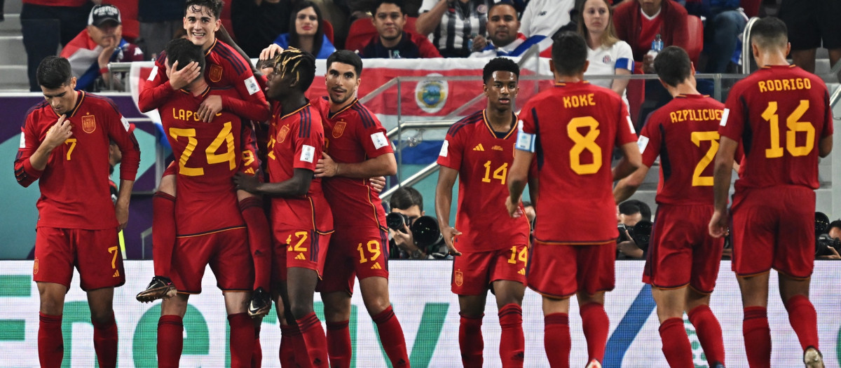 El equipo español celebra el quinto gol de Gavi