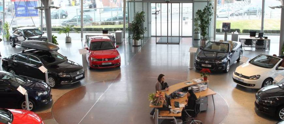 Los concesionarios ven como se 'mata' al coche de combustible sin una alternativa real