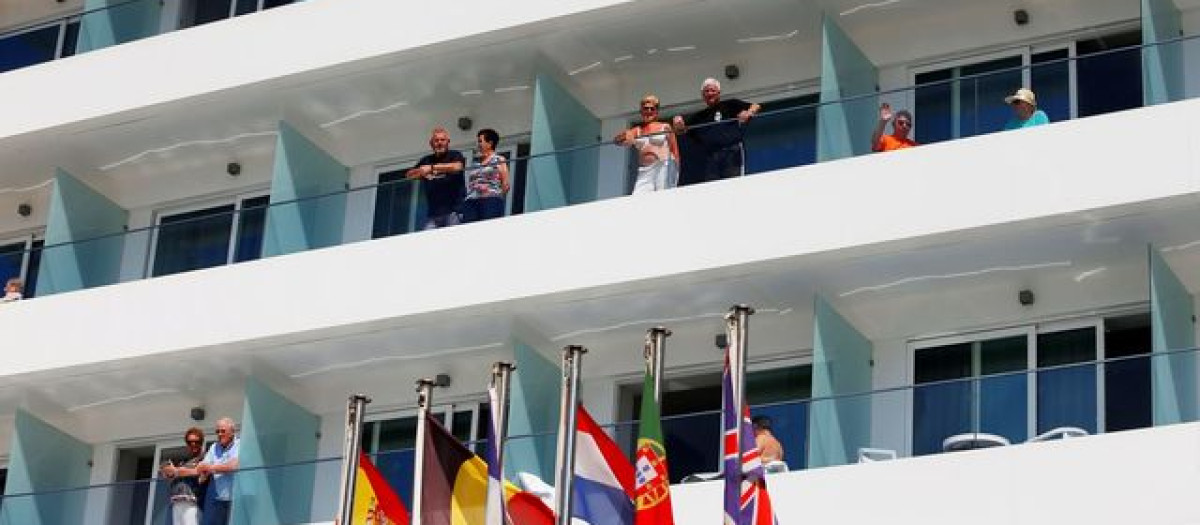 Varios turistas, en las terrazas de un hotel de Benidorm.