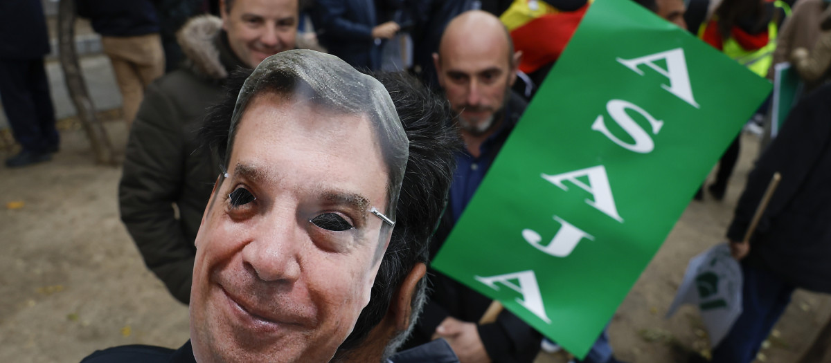 Concentración de agricultores y ganaderos de Asaja este miércoles ante la Oficina de la Comisión Europea en Madrid, en protesta por lo que consideran "ninguneo" de e esta institución hacia los verdaderos protagonistas de la agricultura europea. EFE/ Chema Moya