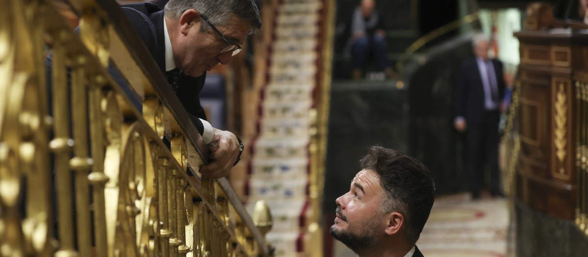 Gabriel Rufián conversa con Patxi López