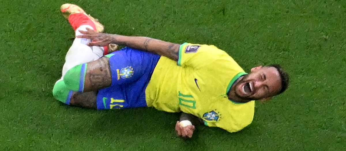 Neymar terminó lesionado, esguince en el tobillo, el partido de Brasil ante Serbia