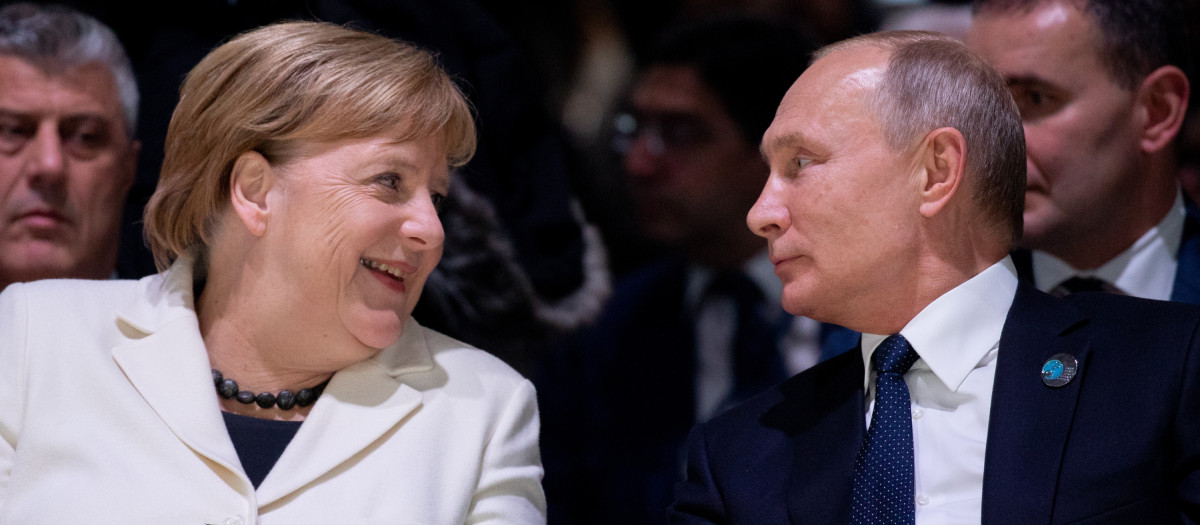 La entonces canciller alemana, Angela Merkel y Vladimir Putin juntos en París (2018)