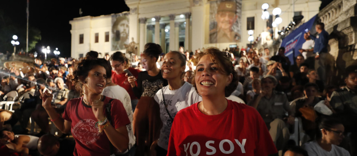 Cientos de cubanos participan en un acto de conmemoración hoy, durante el 6to aniversario de la muerte de Fidel Castro, en La Habana (Cuba). Cuba conmemoró este viernes el sexto aniversario de la muerte del expresidente de la isla y líder de la revolución, Fidel Castro (1926-2016 en un acto multitudinario al que no asistieron las principales figuras del Ejecutivo. EFE/ Ernesto Mastrascusa