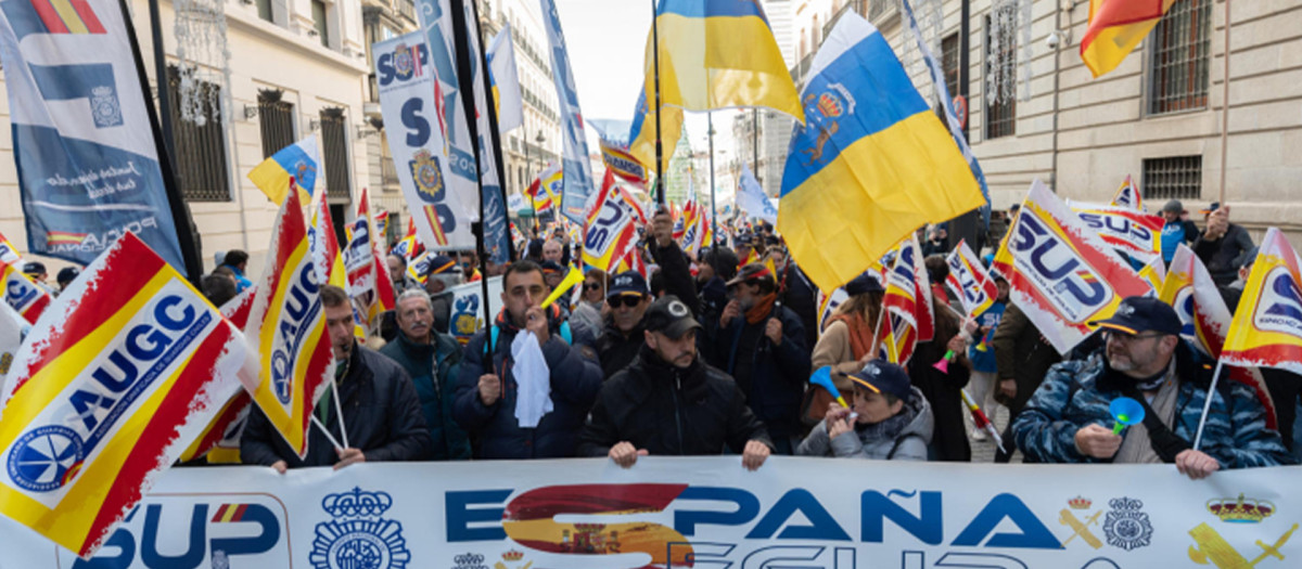 Un momento de la manifestación convocada por el Sindicato Unificado de Policía (SUP) y la Asociación Unificada de Guardias Civiles (AUGC), este sábado en Madrid.