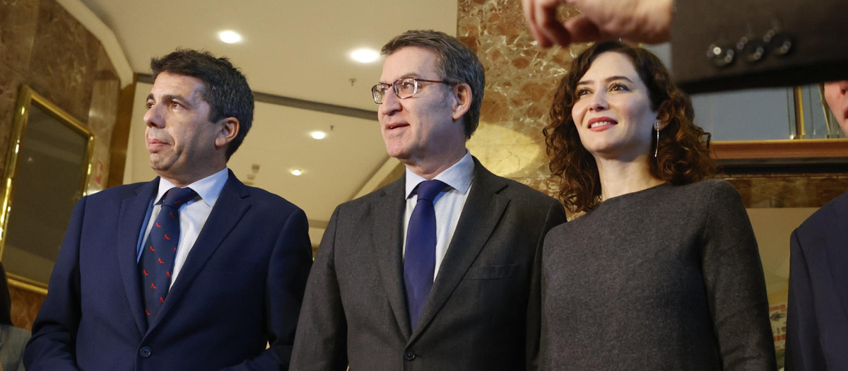 MADRID, 28/11/2022.- (De i a d) El presidente del PP de la Comunitat Valenciana Carlos Mazón posa junto al presidente del Partido Popular Alberto Núñez Feijóo y la presidenta de la Comunidad de Madrid Isabel Díaz Ayuso momentos antes de protagonizar un desayuno informativo en Madrid este lunes. EFE/ Javier Lizon