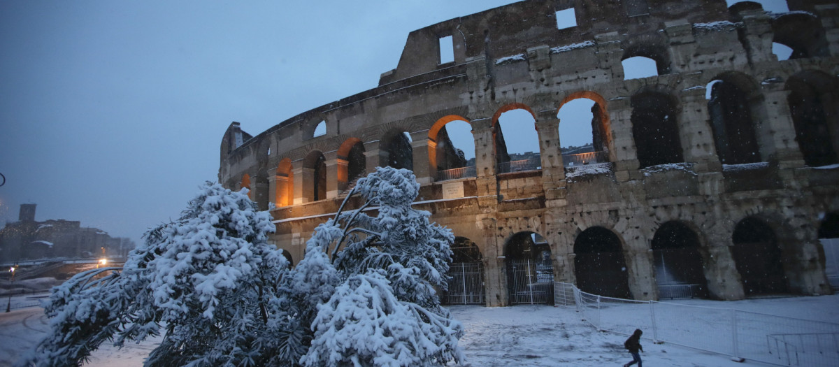 Imagen de archivo del Coliseo de Roma cubierto por la nieve