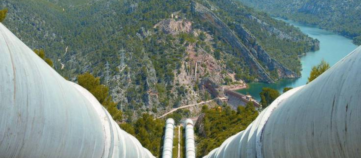 Tuberías por las que pasa el agua en el trasvase Tajo-Segura.