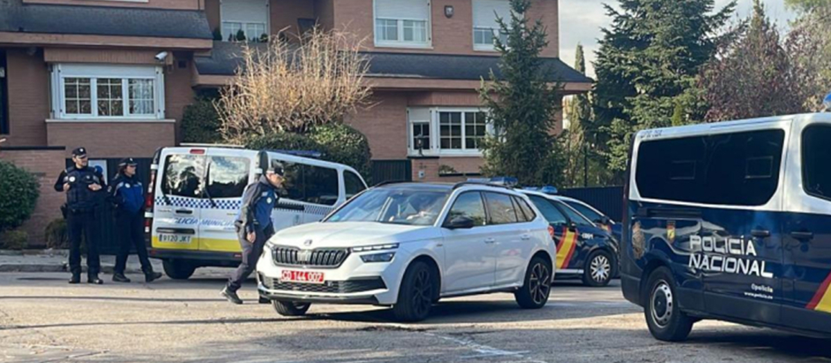 La Policía Nacional trabaja en la embajada de Ucrania tras la explosión