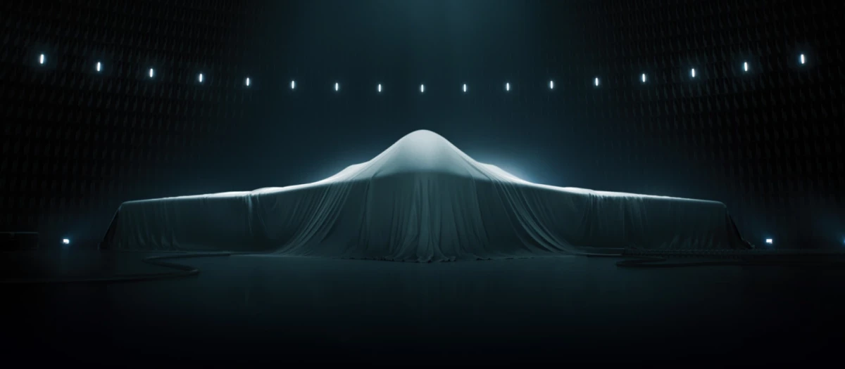 El B-21 Raider construido por Northrop Grumman para las Fuerzas Aéreas de Estados Unidos permanece cubierto a la espera de su presentación mundial, este viernes