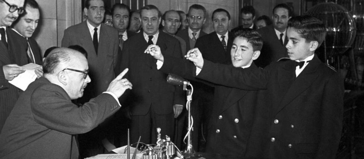 Los niños de San Ildefonso muestran las bolas del Gordo. Año 1957