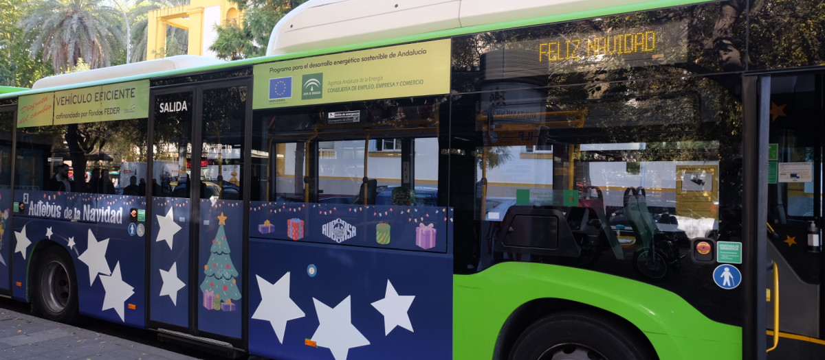 Autobús de Aucorsa decorado para la Navidad