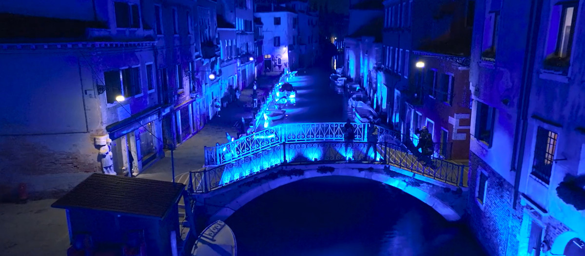 Los canales de Venecia iluminados en azul para promocionar Avatar: la forma del agua