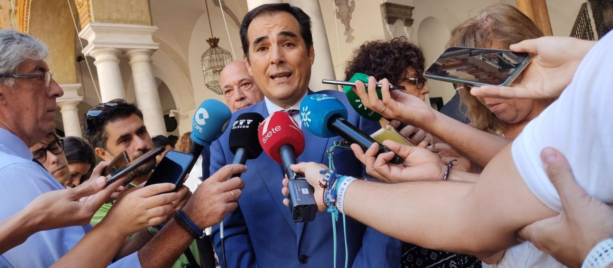 Nieto atiende a los periodistas en Córdoba