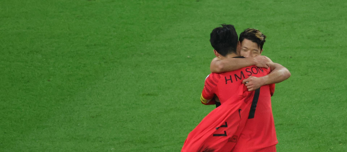 Doha (Qatar), 02/12/2022.- Heechan Hwang of South Korea (back) celebrates scoring the 2-1 with Heungmin Son during the FIFA World Cup 2022 group H soccer match between South Korea and Portugal at Education City Stadium in Doha, Qatar, 02 December 2022. (Mundial de Fútbol, Corea del Sur, Catar) EFE/EPA/Abir Sultan