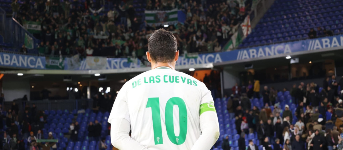 Miguel De las Cuevas ante los aficionados del Córdoba CF, desplazados a Riazor