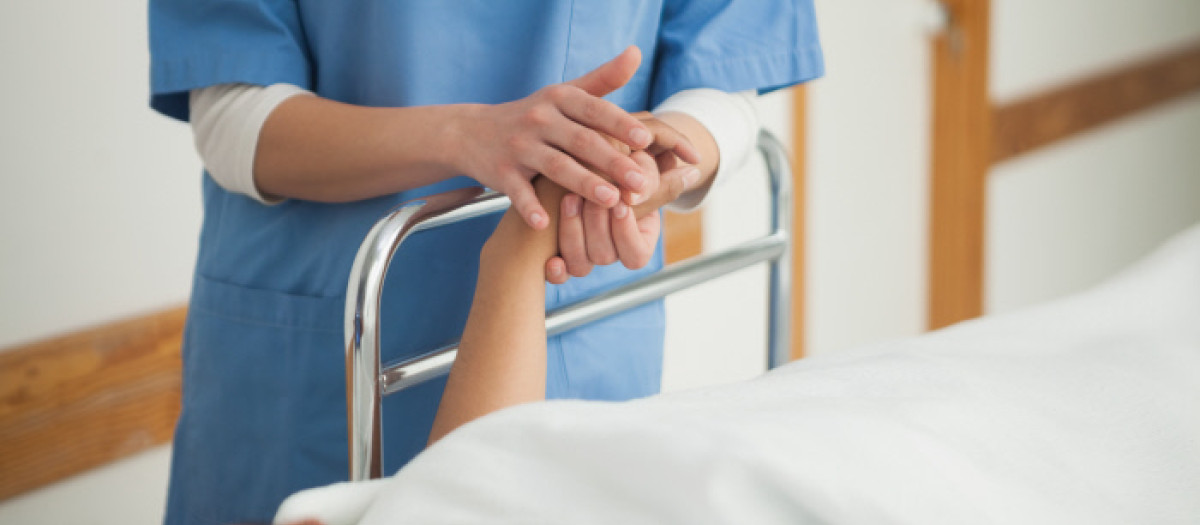 Un sanitario atiende a un paciente en un hospital