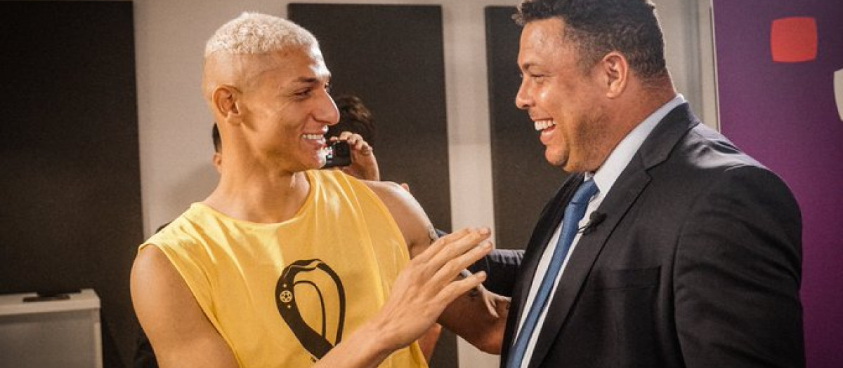 Richarlison y Ronaldo charlan tras la victoria de Brasil a Corea del Sur